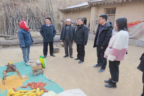 与贫困户亲切交谈_副本.jpg