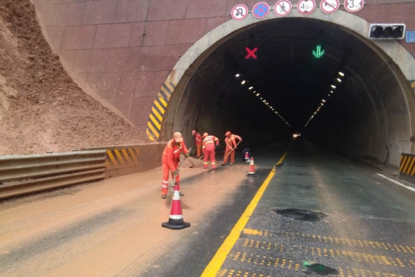 G247线景昭公路清理王甫梁隧道口泥石流.jpg