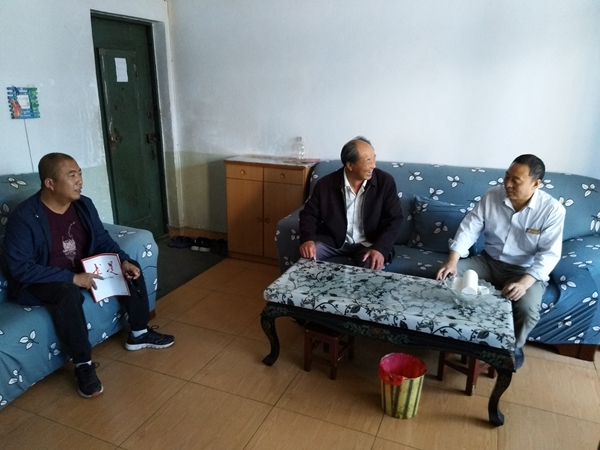 6月13日，张家川公路段领导班子成员 与退休老党员促膝交谈.jpg