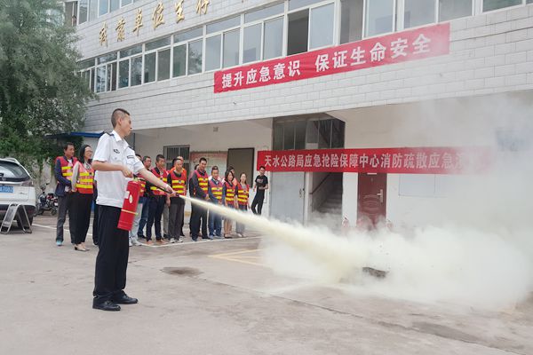 教官实地讲解灭火器的使用方法_副本.jpg