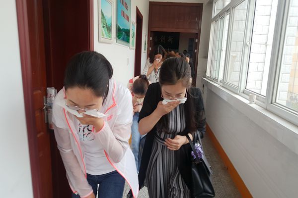 通过模拟办公楼着火组织员工进行疏散撤离演练_副本.jpg