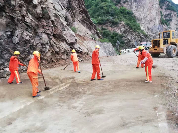 G310线连共路养护工人工清理灾损痕迹.jpg