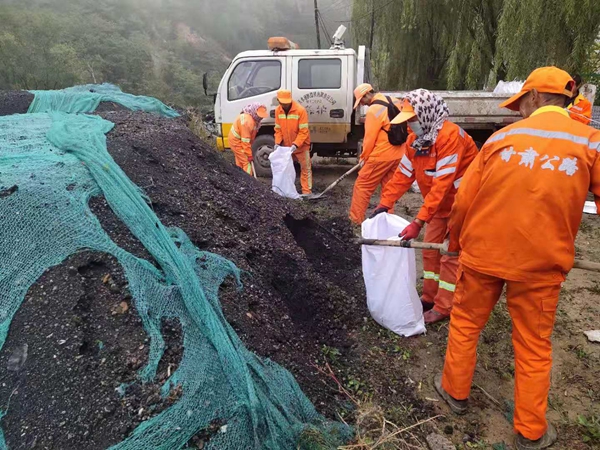 G247线景昭公路储备防滑料1.jpg