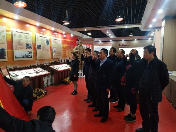 11月14日，张家川公路段党员干部在清水县抗日救亡运动纪念馆重温入党誓词.jpg