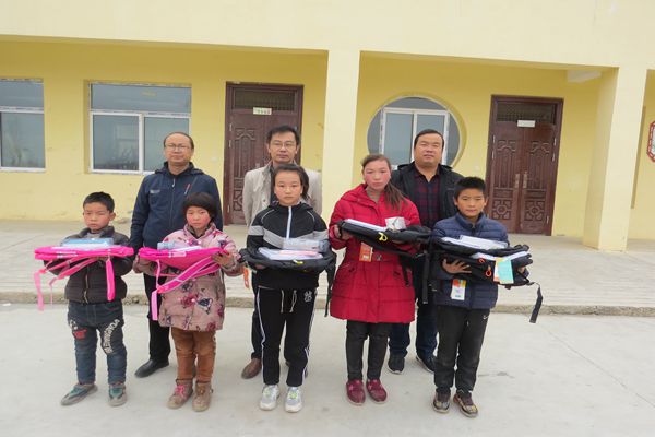为陈阳村贫困学生发放书包和学习用品_副本.jpg