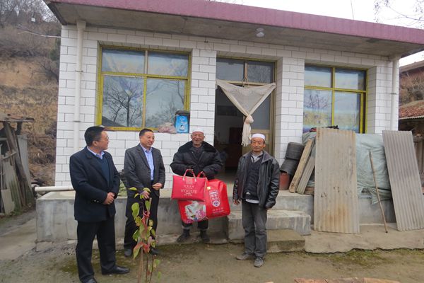 为寨子村贫困户发放棉被_副本.jpg