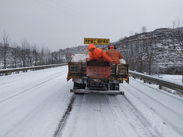 11月30日，张家川公路段组织工作人员在G566线上机械撒撒融雪剂.jpg