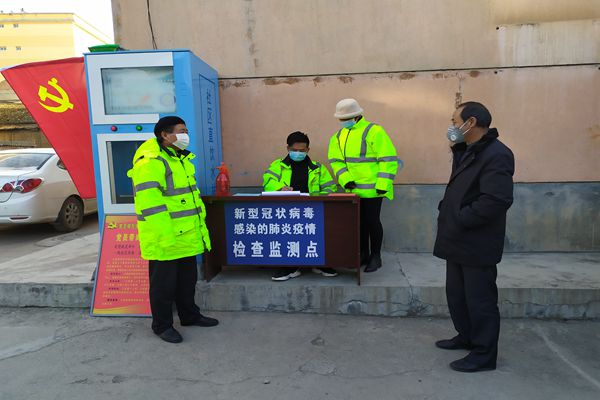 2月5日，张家川公路段党员在小区值班_副本.jpg