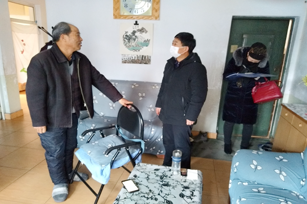 1月27日，张家川公路段党员带领工作人员深入小区住户家中排查_副本.bmp