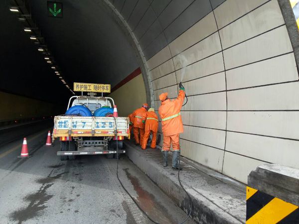 3月19日，张家川公路段工作人员在G566线张棉驿隧道清洗标线、轮廓标.jpg