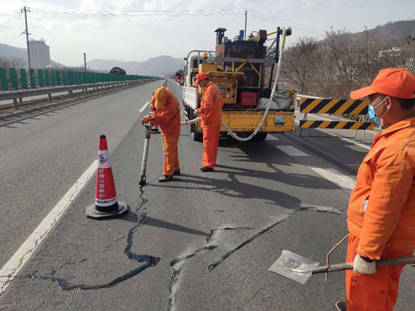 公路路面灌缝作业 (2).jpg