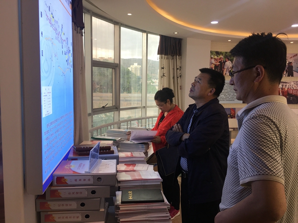 调研组查看麦积段活动陈地.jpg