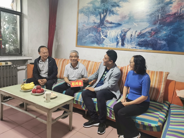 慰问困难党员.jpg