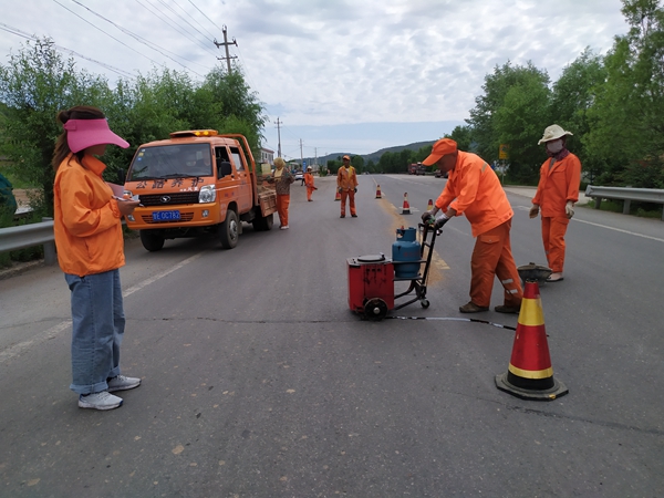 6月30日，张家川公路段在G566线上开展路面 灌缝工作.jpg