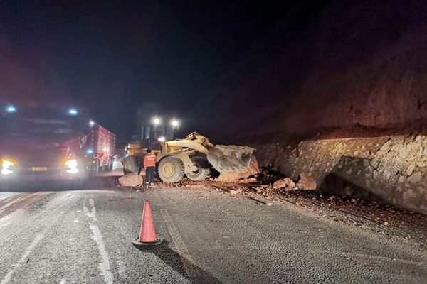 7月18日夜，张家川公路段在G566线上连夜清理塌方_副本.jpg