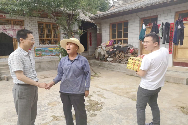 局纪委书记走访慰问帮扶户_副本.jpg
