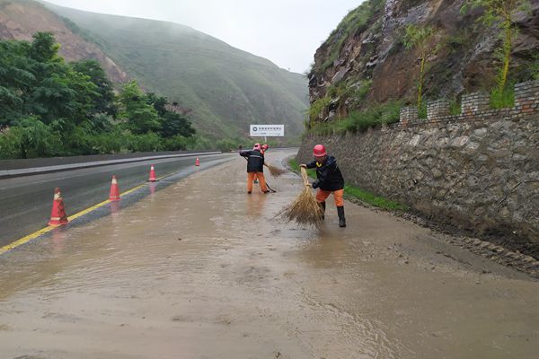 7月24日，张家川公路段工作人员在G566线上清理落石_副本.jpg