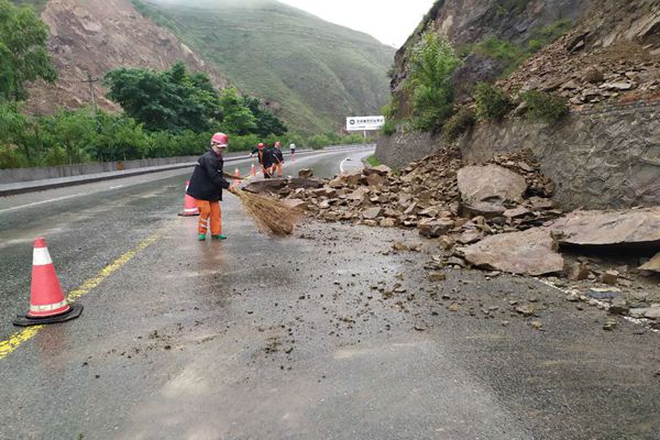 7月24日，张家川公路段在G566线西天路上清理落石_副本.jpg