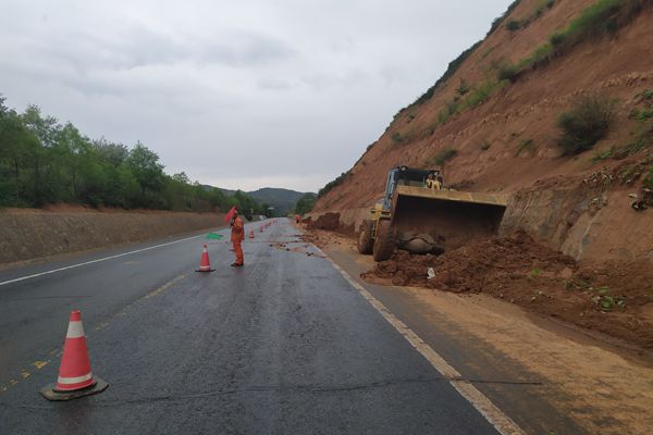 清理公路塌方_副本.jpg