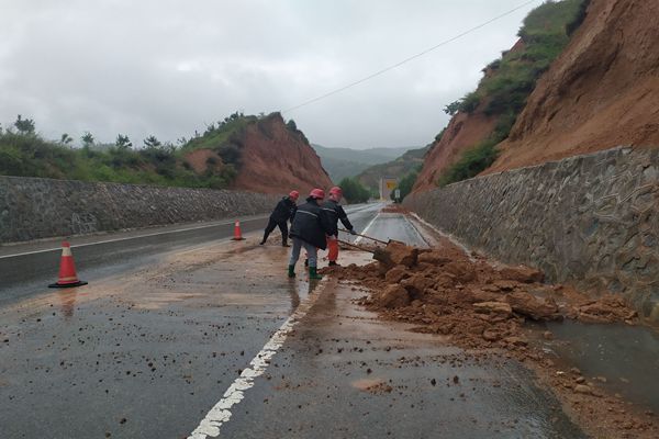 8月16日，张家川公路段党员干部在G566线上冒雨清理塌方_副本.jpg