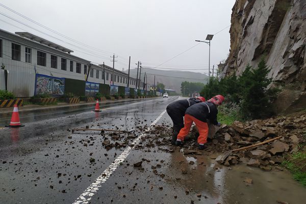 8月16日，张家川公路段党员干部在G566线上冒雨清理落石_副本.jpg