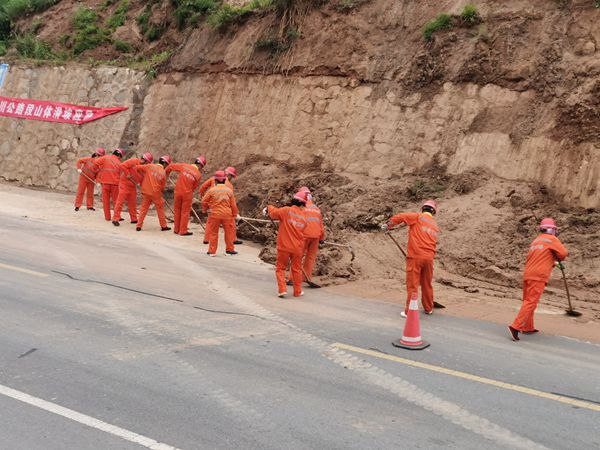 抢险突击队清理滑坡体_副本.jpg