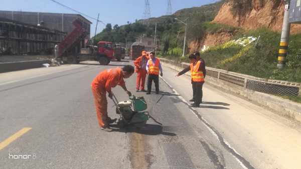 8月26日，张家川公路段主要领导在国道566线上现场指导油路修补工作.jpg