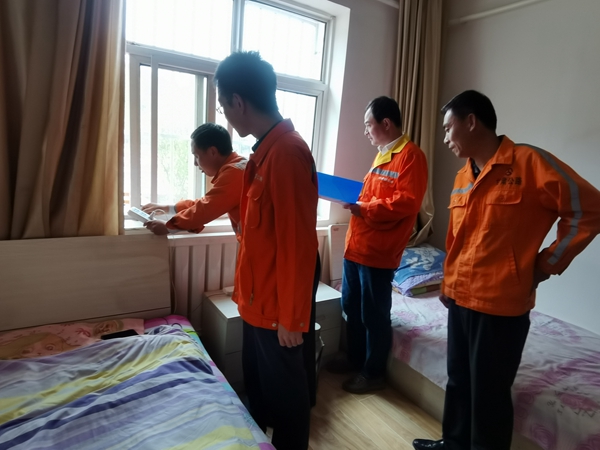 检查安全用电情况.jpg