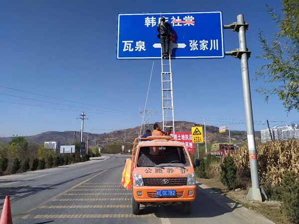 清洗公路标志牌.jpg