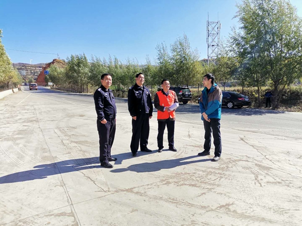 联合交警路政排查公路安全隐患.jpg
