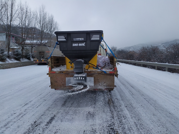 11月23日，张家川公路段在G566线西天路上机械撒布融雪剂.jpg