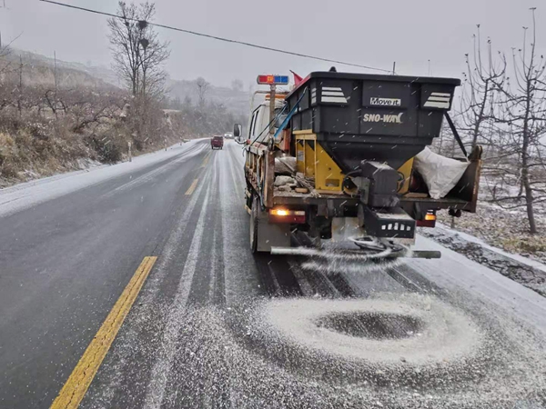 机械撒布融雪剂1.jpg
